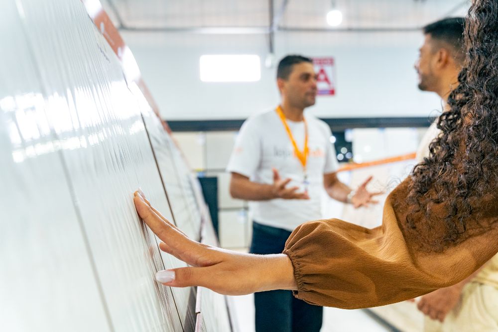 Mulher encostando em revestimento em loja de materiais de construção